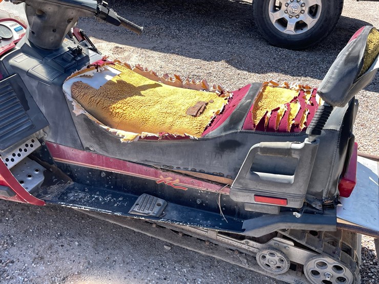 #2898-•-yamaha-venturo-snowmobile-image-15