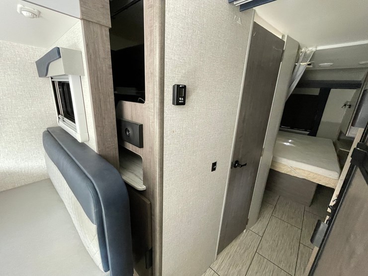 #2824-•-2022-lance-travel-trailer,-(has-new-mexico-title)-image-49