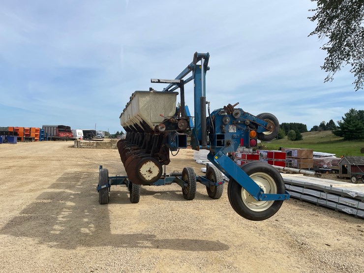 #1275-•-kinze-12'-corn-planter-image-4