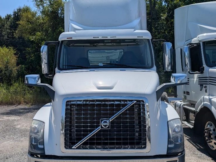 2018-volvo-10-image-2