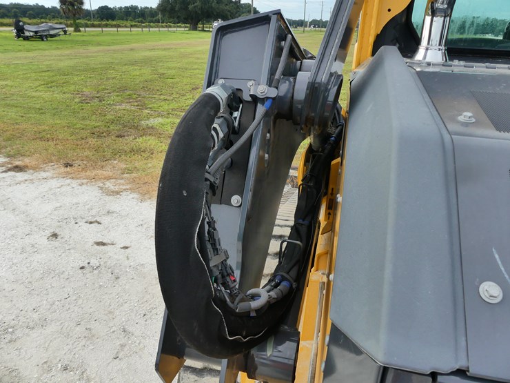 deere-335p-image-10