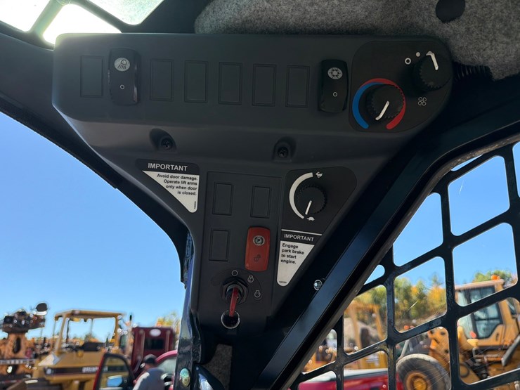 2018-deere-323e-image-53