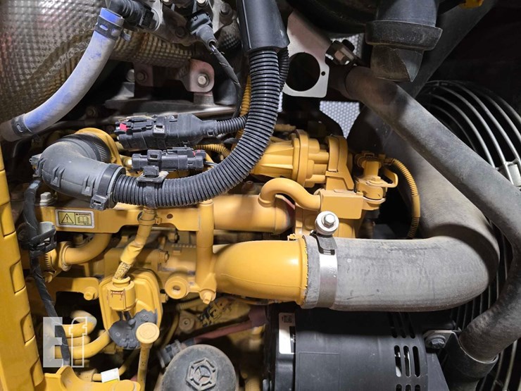 2021-caterpillar-d2-image-35