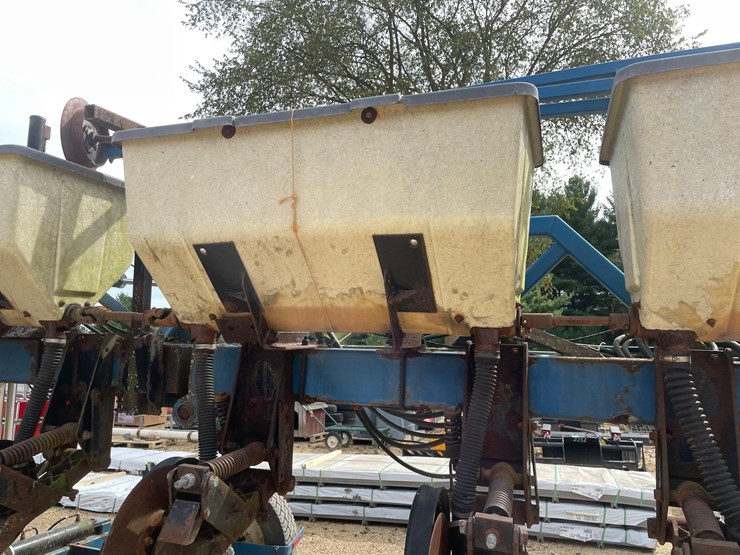 #1275-•-kinze-12'-corn-planter-image-24