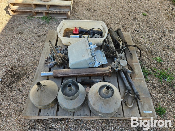 electric-grease-gun,-hydraulic-cylinder-and-other-items-image-3