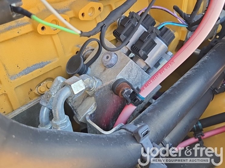 2021-caterpillar-cb34b-image-41