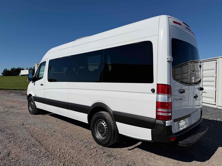 2010-freightliner-passenger-van-image-11