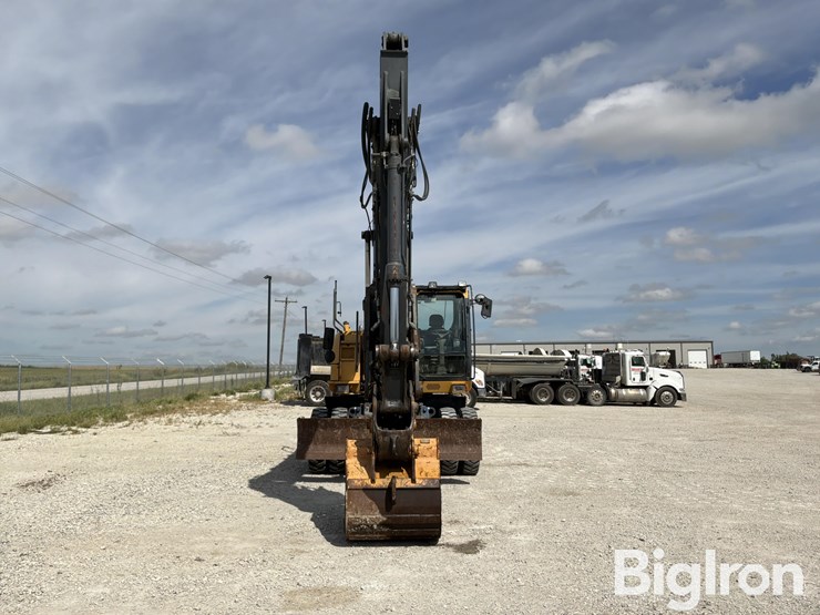 2011-deere-220dw-image-2