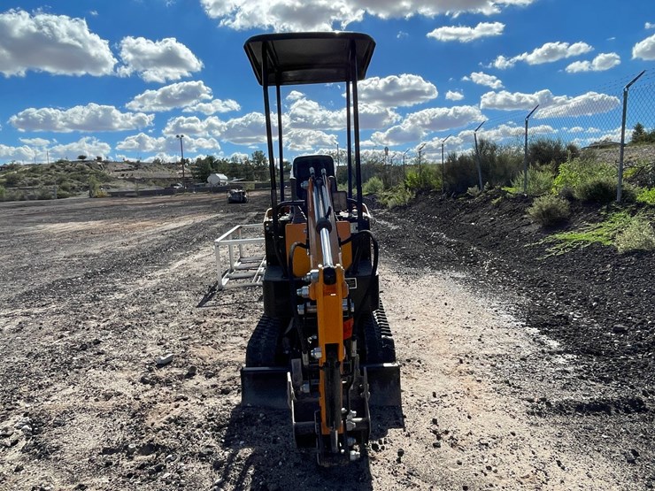 #3062-•-mini-excavator-image-2