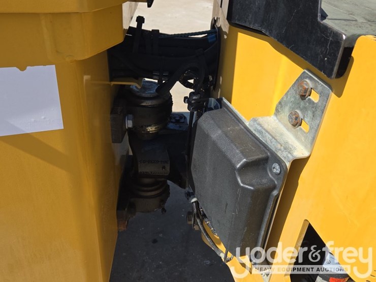 2021-caterpillar-cb34b-image-14