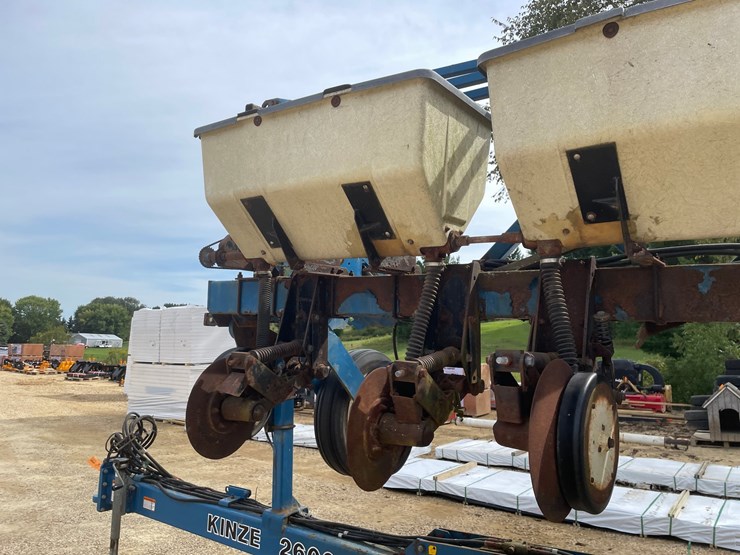 #1275-•-kinze-12'-corn-planter-image-29