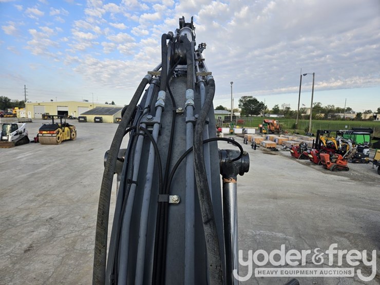 2016-deere-135g-image-15