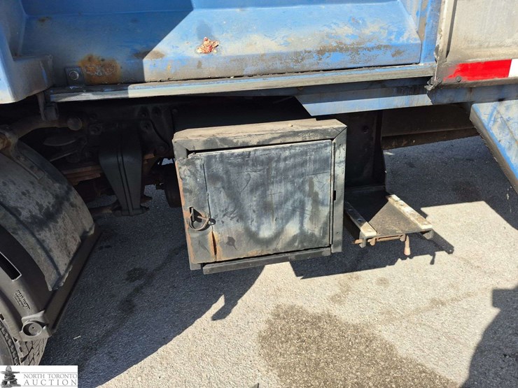 2018-freightliner-m2-106-image-26