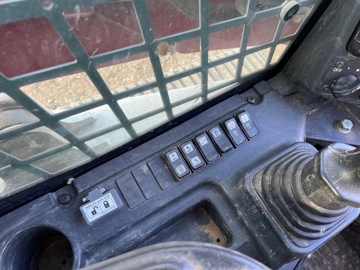 2023-takeuchi-tl12v2-image-25