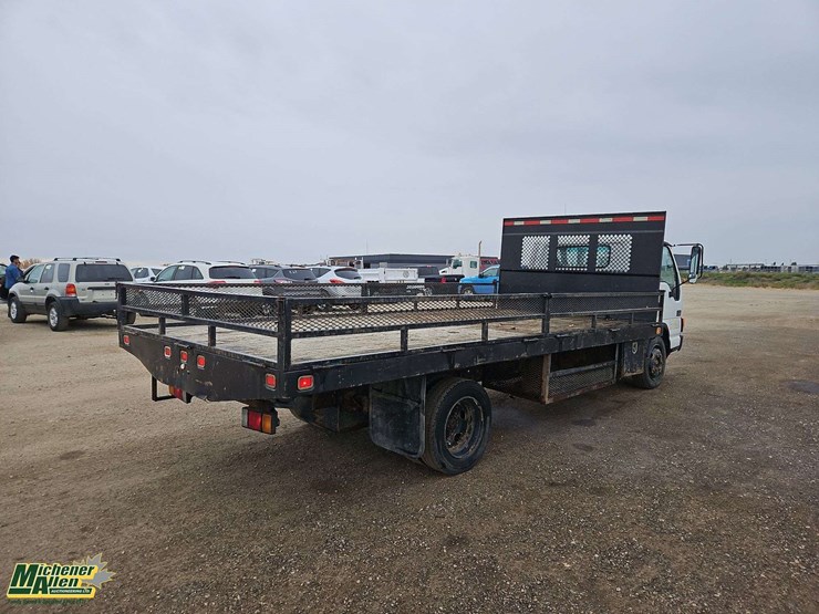 2005-gmc-w5500-image-4