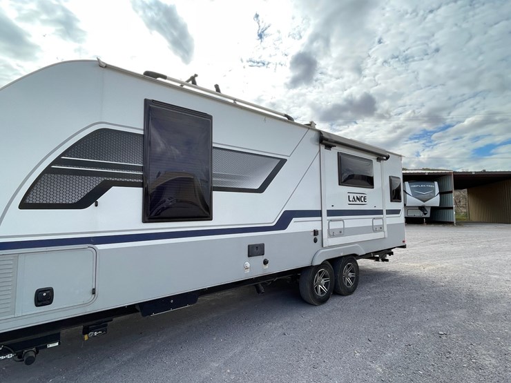 #2824-•-2022-lance-travel-trailer,-(has-new-mexico-title)-image-138
