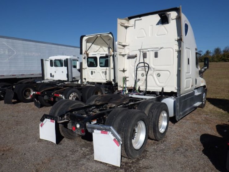 2015-freightliner-cascadia-125-evolution-image-9