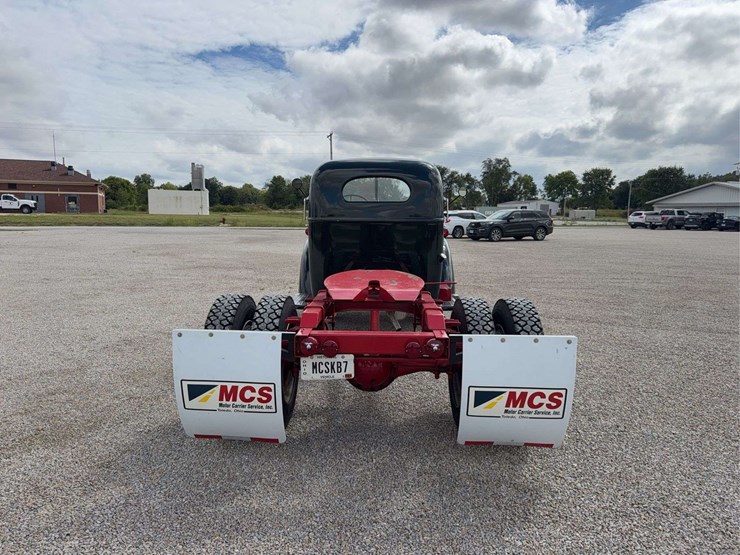 exceptional-international-kb-7-truck-with-fifth-wheel-hitch-image-4