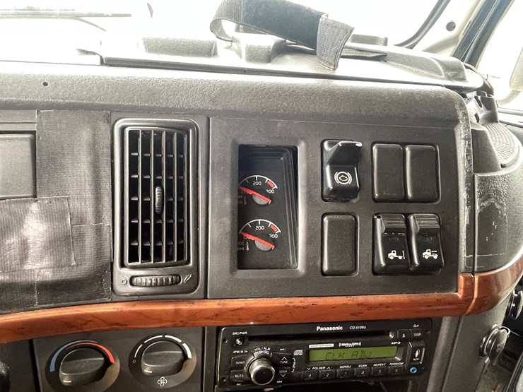#101-•-2007-volvo-vnl-sleeper-semi-(has-wi-title)-image-85