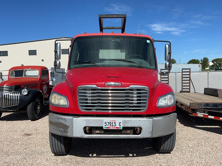 2007-freightliner-m2-business-class-image-2