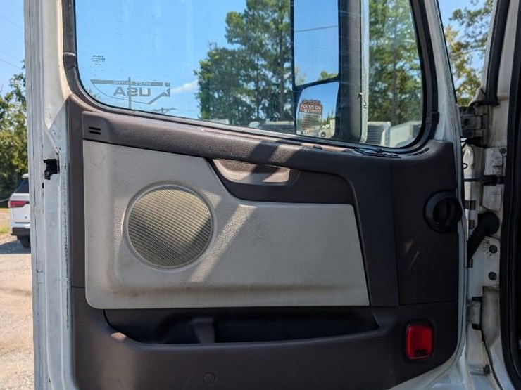2018-volvo-10-image-17
