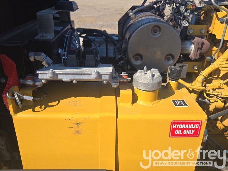 2018-caterpillar-cb34b-image-22