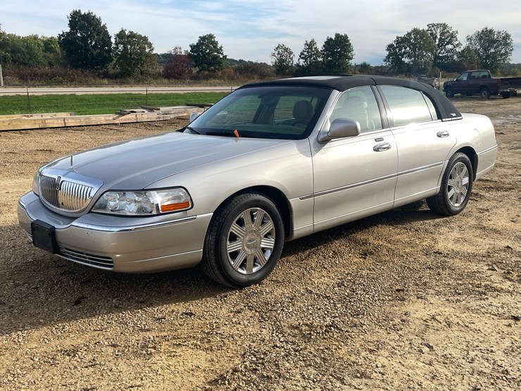 #201-•-2005-lincoln-town-car-(has-wi-title)-image-1