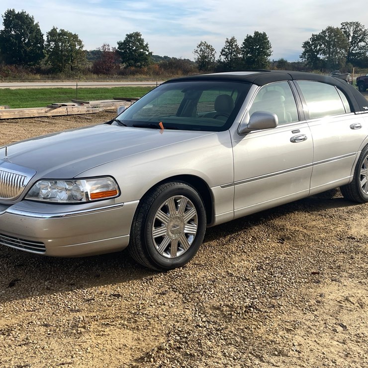 #201 • 2005 Lincoln Town Car (Has WI Title)