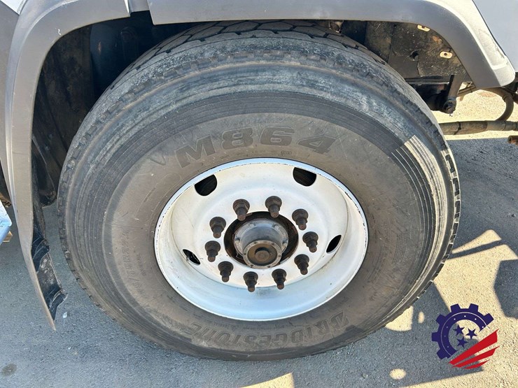 2019-freightliner-114sd-image-28