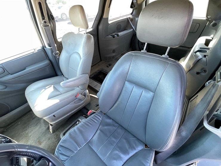 2005-chrysler-town-&-country-image-41