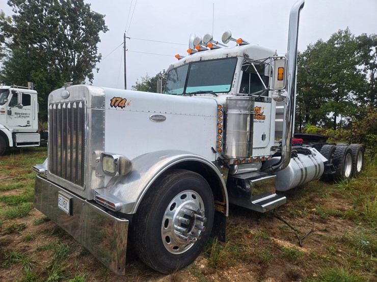 2000-peterbilt-379-image-2