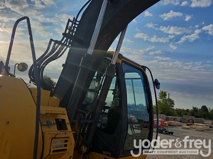 2016-deere-135g-image-39