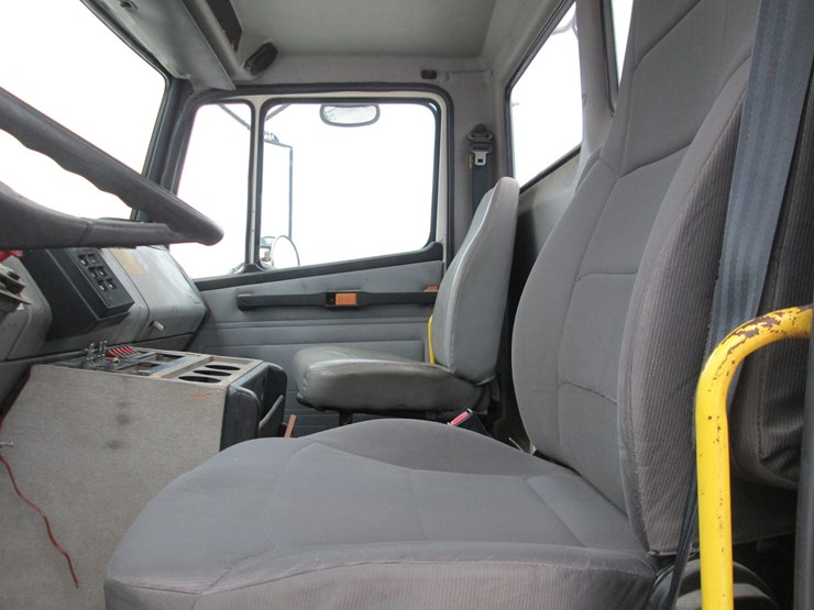 1998-freightliner-fl80-image-29