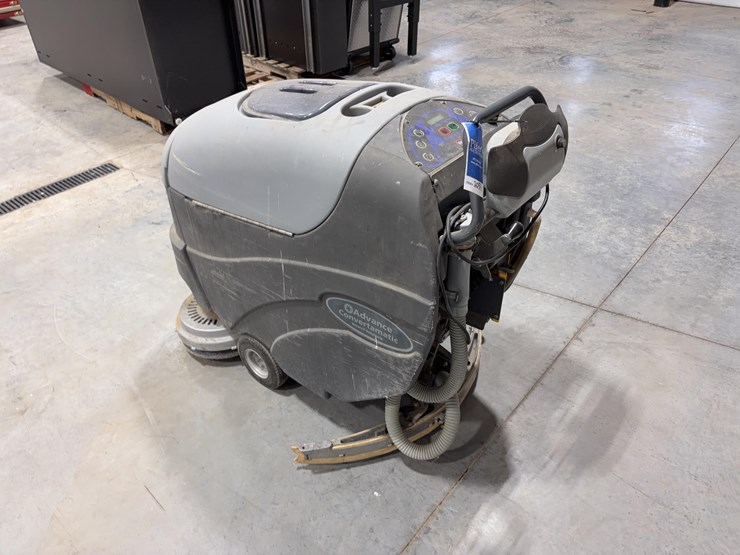 nilfisk-advance-convertomatic-28d-c-floor-cleaner-image-7