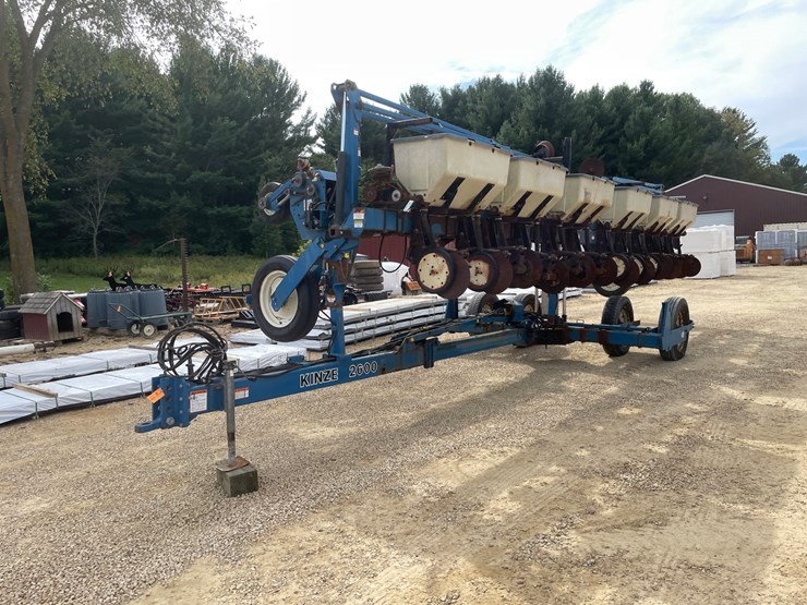 #1275-•-kinze-12'-corn-planter-image-1