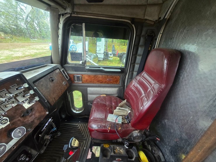 2000-peterbilt-379-image-42