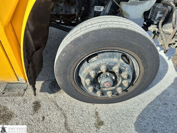 2018-freightliner-m2-106-image-28