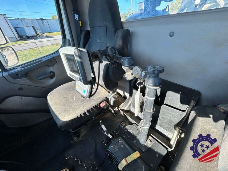 2019-freightliner-114sd-image-50