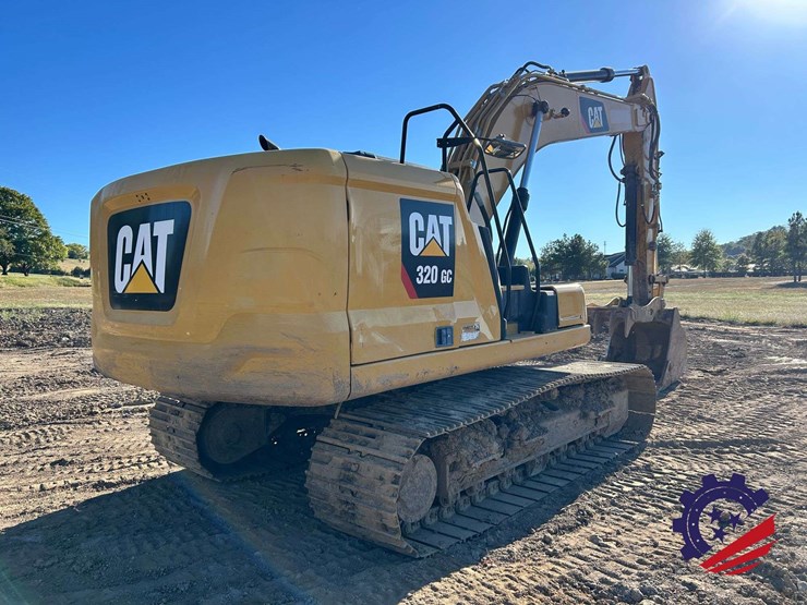 2018-caterpillar-320-image-5