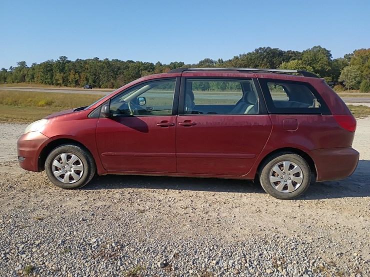 2006-toyota-sienna-image-3