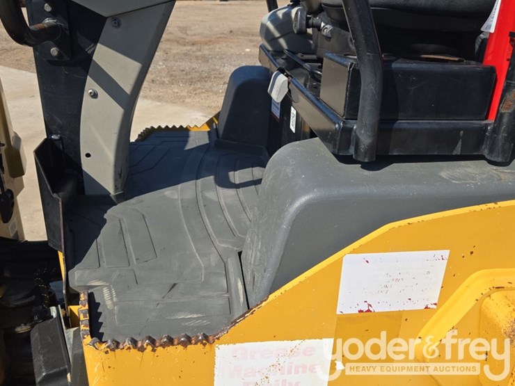 2018-caterpillar-cb34b-image-42