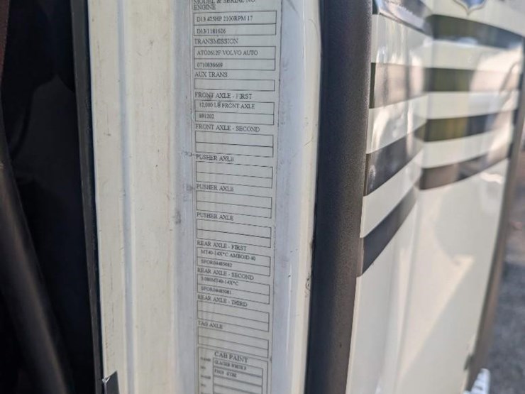 2018-volvo-10-image-6