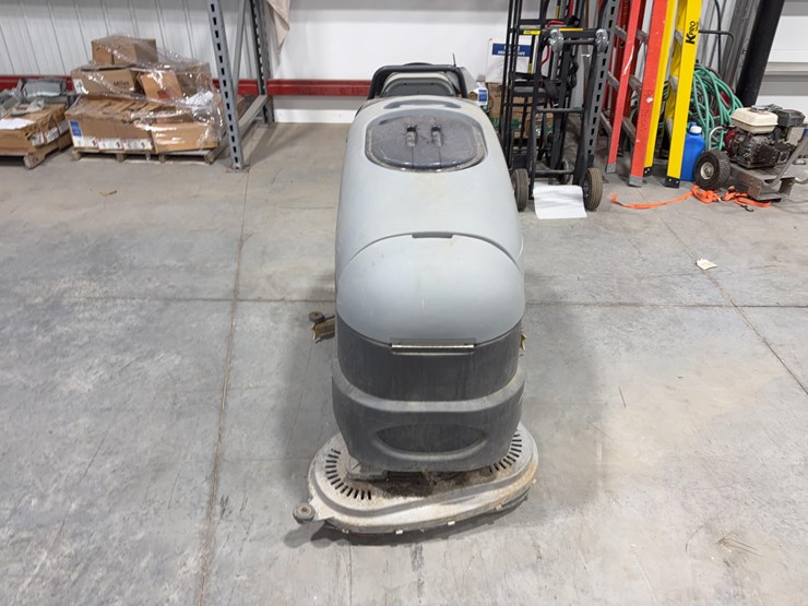 nilfisk-advance-convertomatic-28d-c-floor-cleaner-image-2