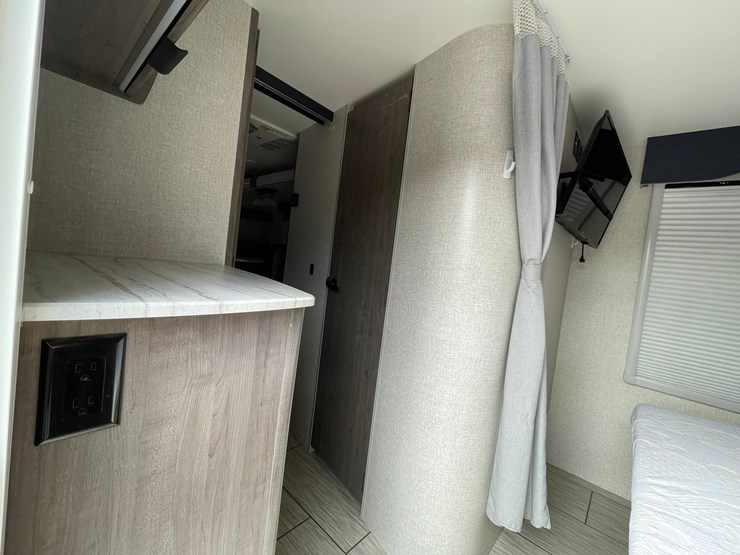 #2824-•-2022-lance-travel-trailer,-(has-new-mexico-title)-image-102