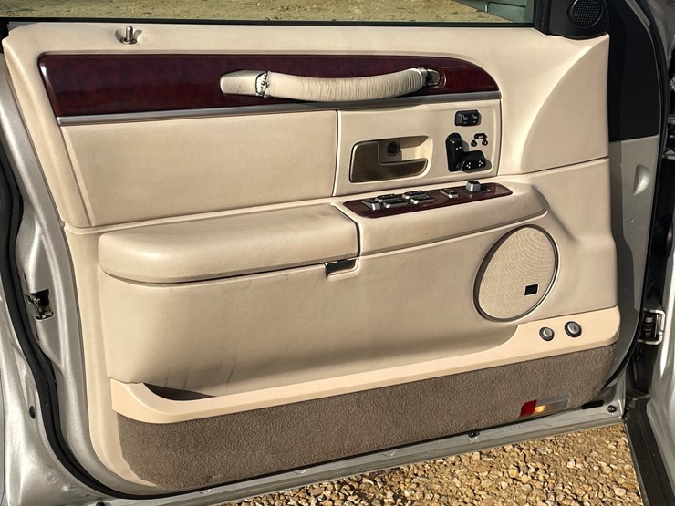 #201-•-2005-lincoln-town-car-(has-wi-title)-image-40