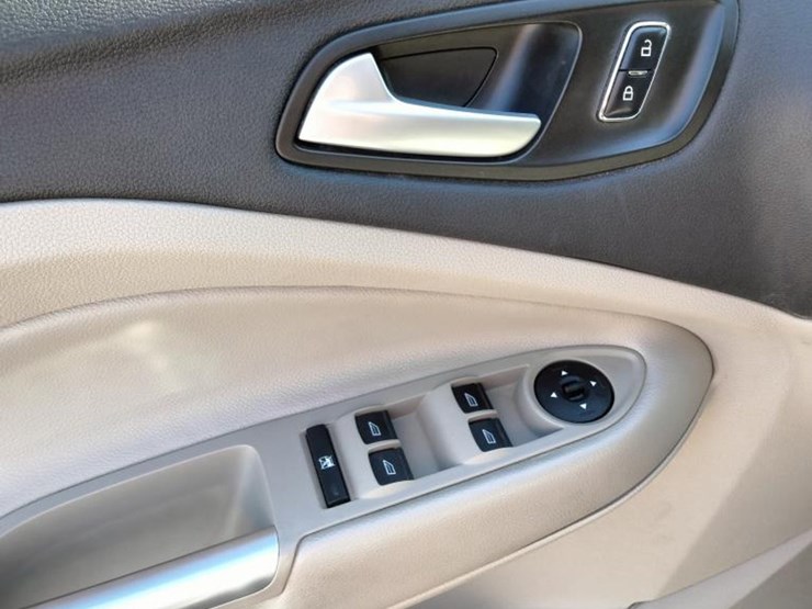 2016-ford-escape-se-image-10