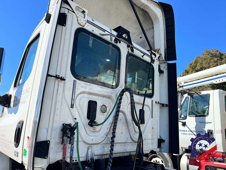 2017-freightliner-cascadia-t/a-truck-tractor-image-18