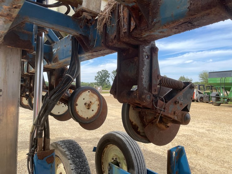#1275-•-kinze-12'-corn-planter-image-18