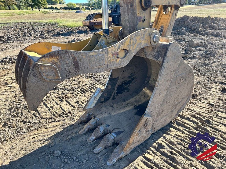 2018-caterpillar-320-image-16