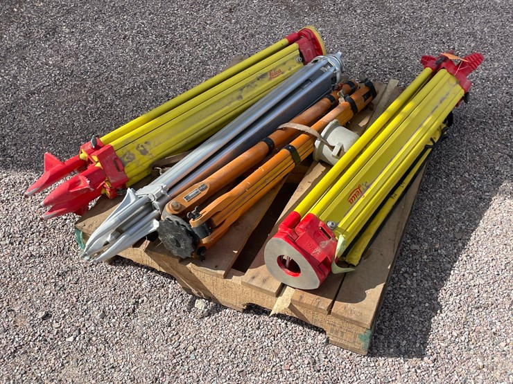 #4665-•-lot-of-surveying-tripods-image-3